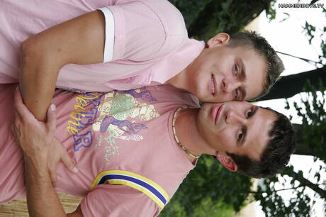 Der muskulöse Dimi und der Muskelprotz Kamil lutschen und vögeln sich gegenseitig im Freien