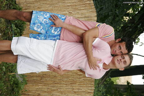 Der muskulöse Dimi und der Muskelprotz Kamil lutschen und vögeln sich gegenseitig im Freien