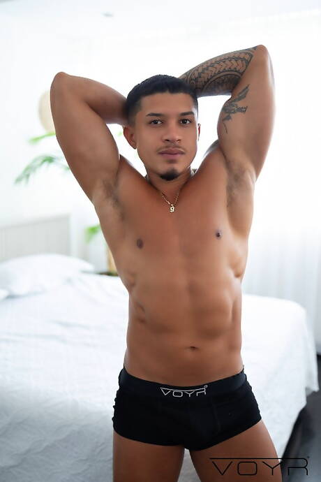 Il bellissimo ragazzo Caio Rodrigues e il ragazzo sexy Gui Souza si spogliano e mostrano il loro sedere stretto