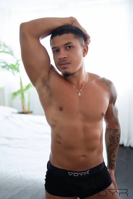 帥哥 Caio Rodrigues 和性感小夥 Gui Souza 赤身裸體，秀出緊實的臀部