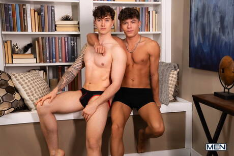 Nette amerikanische Jungs, der harte Kerl Drake Von und der starke Mann Finn August ficken Arsch, nachdem sie Schwänze gelutscht haben