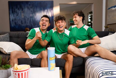 Nette amerikanische Jungs, der harte Kerl Drake Von und der starke Mann Finn August ficken Arsch, nachdem sie Schwänze gelutscht haben