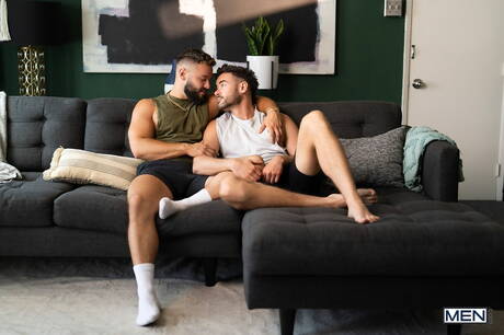 Der attraktive Typ Hayden Harding und der heiße Typ Holden Beau posieren nackt und zeigen einen schönen Hintern