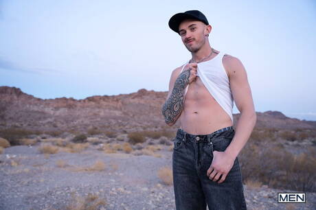 Der bullige Phoenix Leo und der Muskelprotz Drake Von bei einem heißen Arschfick draußen