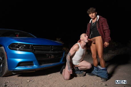 Der bullige Phoenix Leo und der Muskelprotz Drake Von bei einem heißen Arschfick draußen