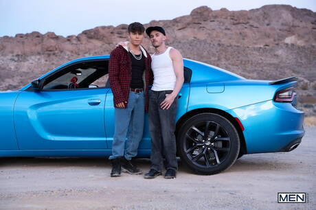 Der bullige Phoenix Leo und der Muskelprotz Drake Von bei einem heißen Arschfick draußen