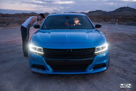 Der bullige Phoenix Leo und der Muskelprotz Drake Von bei einem heißen Arschfick draußen