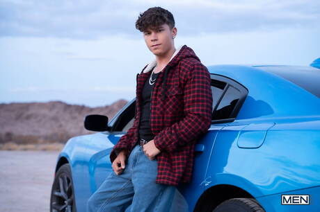 Der bullige Phoenix Leo und der Muskelprotz Drake Von bei einem heißen Arschfick draußen