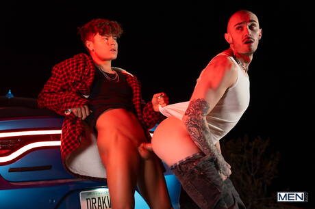 Der bullige Phoenix Leo und der Muskelprotz Drake Von bei einem heißen Arschfick draußen