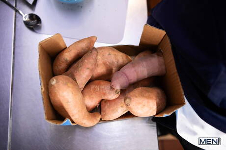 O gostosão Arno Antino e o durão Parker Savage fodem a bunda depois de chupar um pau