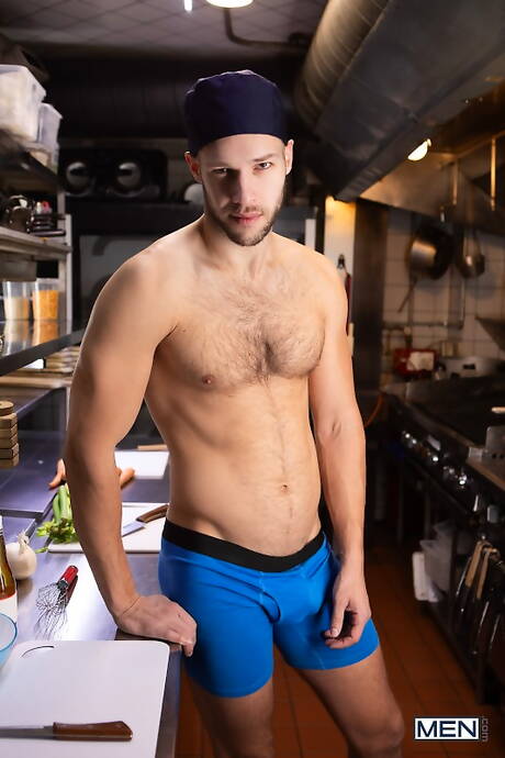 O gostosão Arno Antino e o durão Parker Savage fodem a bunda depois de chupar um pau