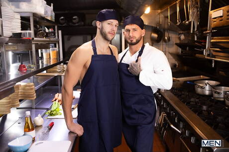 猛男 Arno Antino 和硬漢 Parker Savage 在吸吮雞巴後操屁股