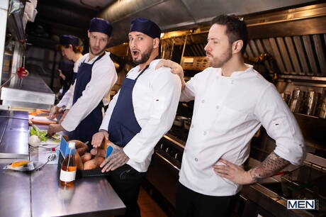 O gostosão Arno Antino e o durão Parker Savage fodem a bunda depois de chupar um pau