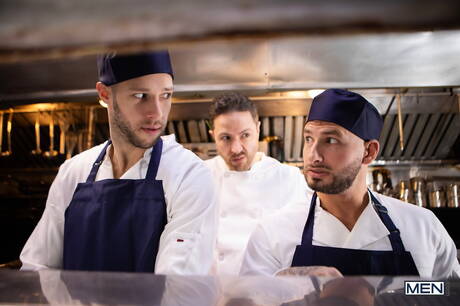 O gostosão Arno Antino e o durão Parker Savage fodem a bunda depois de chupar um pau