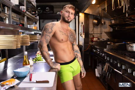 O gostosão Arno Antino e o durão Parker Savage fodem a bunda depois de chupar um pau