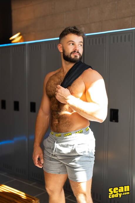 Hot american dudes well-built Sumner Blayne and hot bear Hayden Harding undressing and showing nice butt