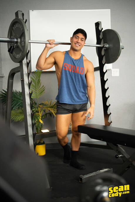 淫蕩的傢伙 Lane、Paco Colombiano 和 Rocky Unleashed 進行跨種族愛情