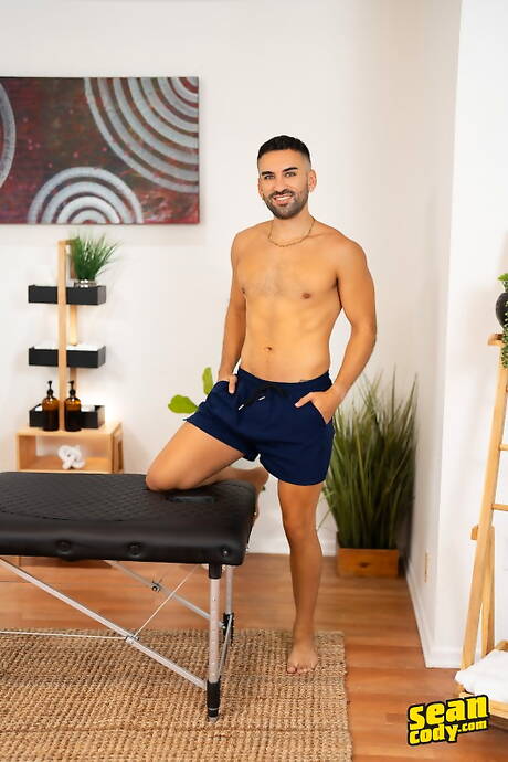 Le mec sexy Evan et son pote séduisant Drew Ryan se déshabillent et montrent leur cul chaud