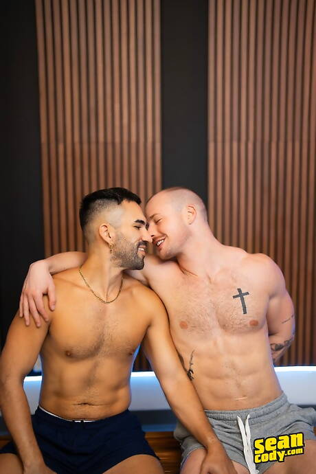 Sean Cody: セクシーな男エヴァンと魅力的な仲間ドリュー・ライアンが服を脱いで熱いお尻を見せる