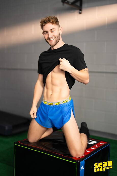 2人のアメリカ人の男、ホットな男ロッキー・アンリーシュドと官能的な仲間のジャクソン・クックスが熱い異人種間の尻強打で