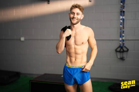 2人のアメリカ人の男、ホットな男ロッキー・アンリーシュドと官能的な仲間のジャクソン・クックスが熱い異人種間の尻強打で