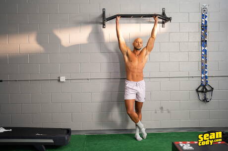 兩位美國帥哥 Rocky Unleashed 和性感哥們 Jackson Cooks 進行熱辣跨種族屁股爆破