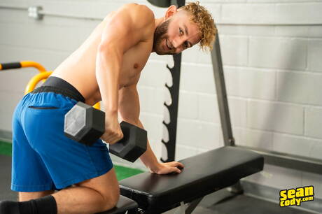 Piękni amerykańscy chłopcy atrakcyjny chłopak Sumner Blayne i wspaniały facet Jackson Cooks ruchają tyłek po obciąganie