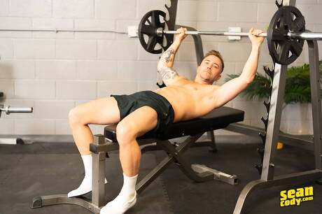 Le beau garçon Scott Braun et le mec sexy Zak Anderson montrent un corps fort