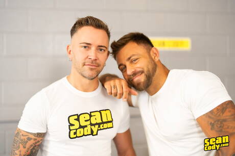 Le beau garçon Scott Braun et le mec sexy Zak Anderson montrent un corps fort