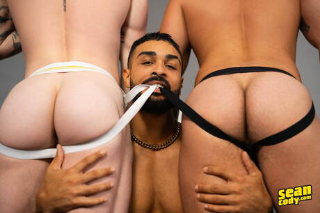 Los chicos cachondos Evan, Hayden Harding y Diego Silva tienen un trío sexual caliente