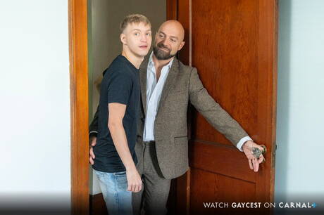 アメリカのポルノスター、ボディビルダーのアダム・スノーとイケメンのノア・ホワイトが熱い同性愛シーンに出演