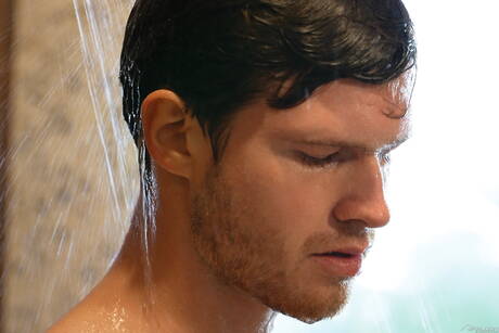 Le dur à cuire américain Finn Harding pose nu sous la douche