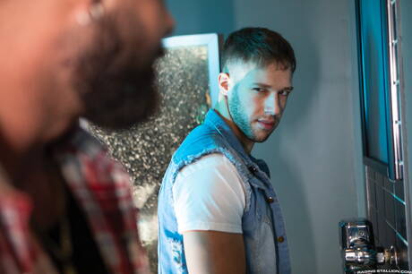 葡萄牙辣妹Sir Peter和加拿大超級帥哥Arno Antino在浴室激情肛交