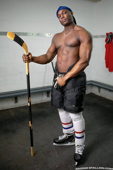 Die sexy Jungs Heath Halo, Ali Rush und Harrison Feels haben einen Dreier mit interracialem Analsex