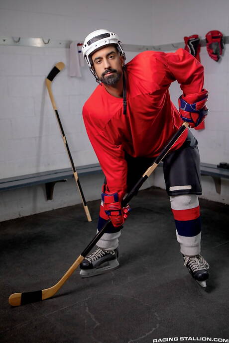 Die sexy Jungs Heath Halo, Ali Rush und Harrison Feels haben einen Dreier mit interracialem Analsex