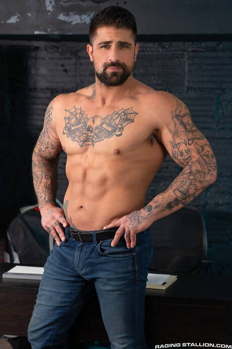 Ryan Bones e o husky canadense Arno Antino fazem sexo quente