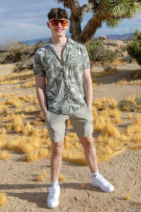 Superhengst Quin Quire und der harte Kerl Cooper Kelly bei heißer Arschfick-Action im Freien