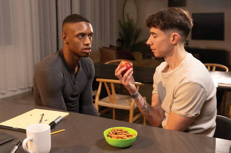 Der sexy Junge Vincent Oreilly und sein heißer Kumpel Marcus Knight haben harten interracial Analsex