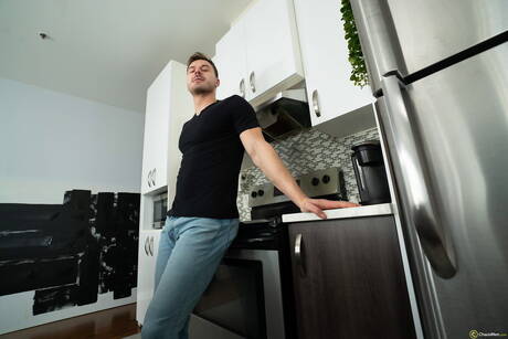 Chaosmen: Husky guy Marcus Mcneill and hunky guy Felix Trainor posing naked in kitchen