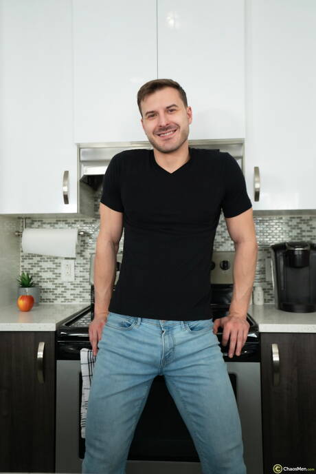 肌肉發達的 Marcus Mcneill 和身材魁梧的 Felix Trainor 在廚房裡裸體擺造型