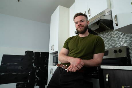 肌肉發達的 Marcus Mcneill 和身材魁梧的 Felix Trainor 在廚房裡裸體擺造型