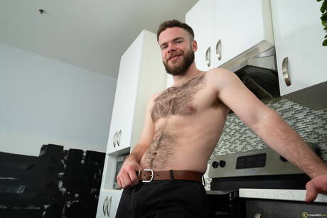 肌肉發達的 Marcus Mcneill 和身材魁梧的 Felix Trainor 在廚房裡裸體擺造型
