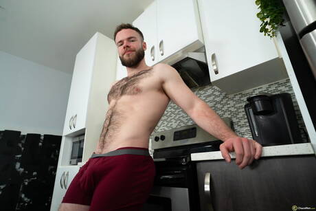 肌肉發達的 Marcus Mcneill 和身材魁梧的 Felix Trainor 在廚房裡裸體擺造型