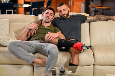 Hete Amerikaanse mannen, gespierde Nico Coopa en harige beer Drew Valentino in hete anale seks