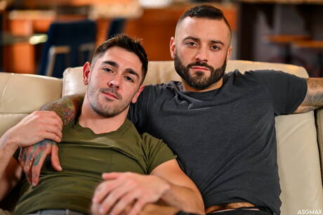Hete Amerikaanse mannen, gespierde Nico Coopa en harige beer Drew Valentino in hete anale seks