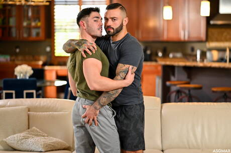 Hete Amerikaanse mannen, gespierde Nico Coopa en harige beer Drew Valentino in hete anale seks