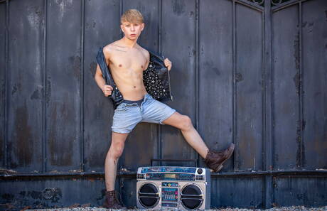 Stoere Argos Santini en superster Daniel Hauser poseren naakt en tonen hun hete kont in de keuken