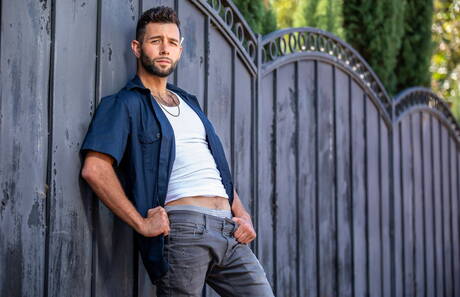 Stoere Argos Santini en superster Daniel Hauser poseren naakt en tonen hun hete kont in de keuken