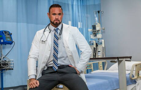 Le beau mec américain Wesley Woods et Michael Roman ont une relation sexuelle torride