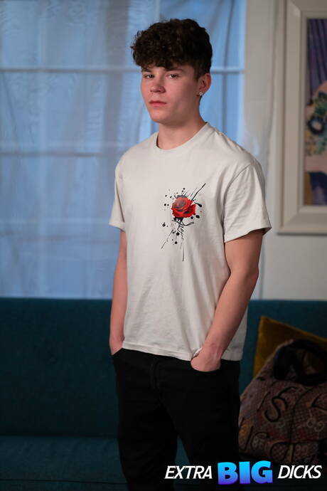 Pride Studios: Garotos americanos gostosos, o jovem Silas Brooks e o touro Blain Oconnor se masturbando com um vibrador